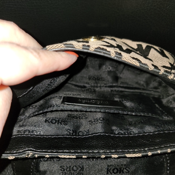Michael Kors small Crossbody. EUC - Picture 5 of 7